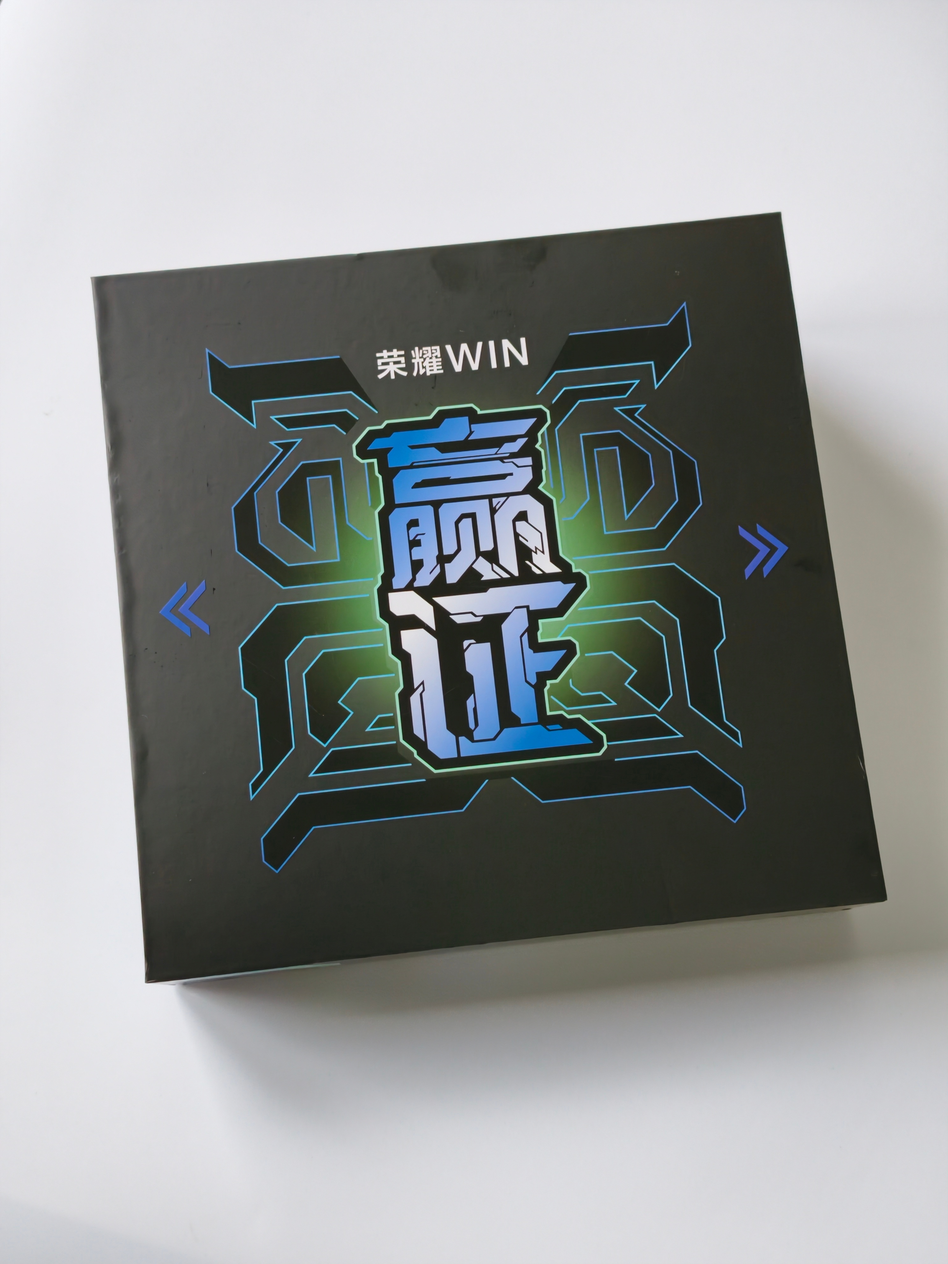 荣耀WIN系列发布会邀请函可太有意思了，封面是个「赢证」，非主流头像还能发出赢麻