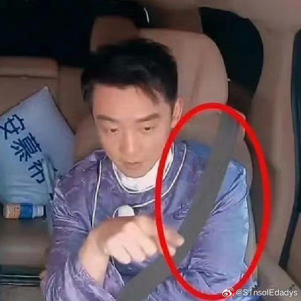 奔驰后期竟将安全带P图上去，这不是掩耳盗铃吗？糊弄谁啊。 