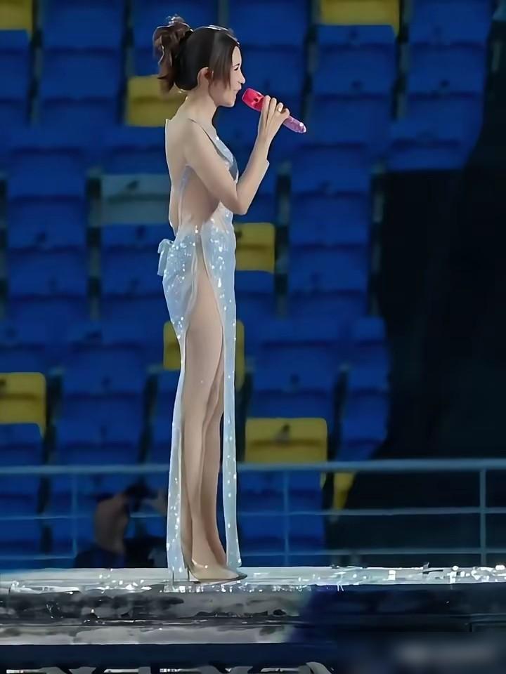 55岁的女人把两块门帘子似的薄纱往身上一挂，台下几万双眼睛瞬间发直，全场连咽口水