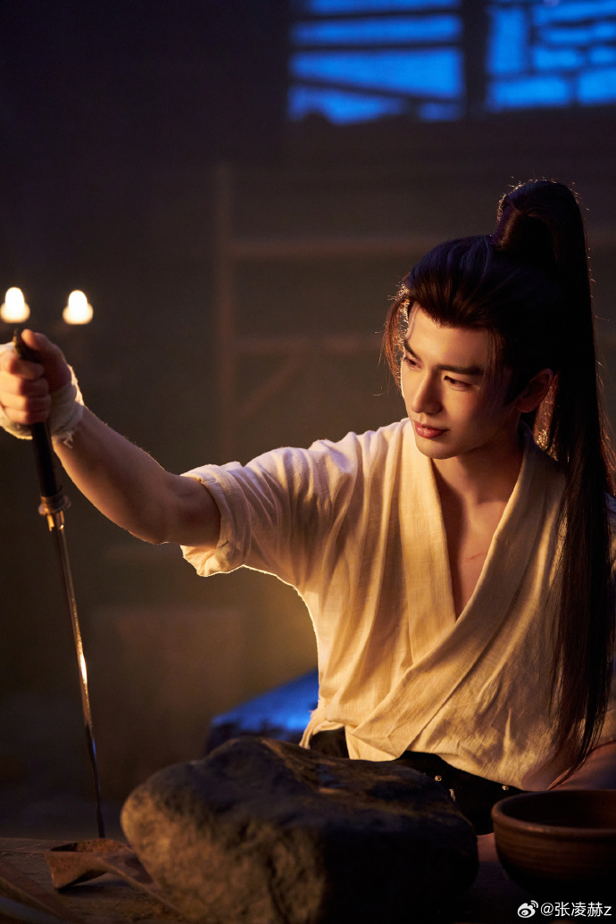 张凌赫打铁匠 匠心淬兵锋，赤心寄深情，谢征为长玉锻沙场战刀，烈火淬炼锋芒，助她上