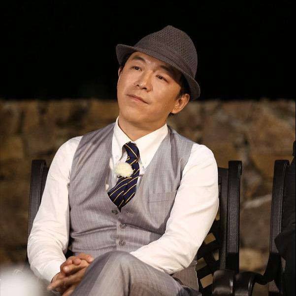 演员，黄渤，青岛人，初中毕业，弄了一个乐队，叫蓝色风暴，为啥叫这个名字呢，黄渤说