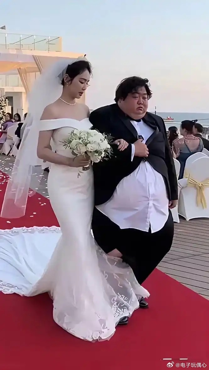 这到底花了多少彩礼，新娘怎么下得去嘴的。 