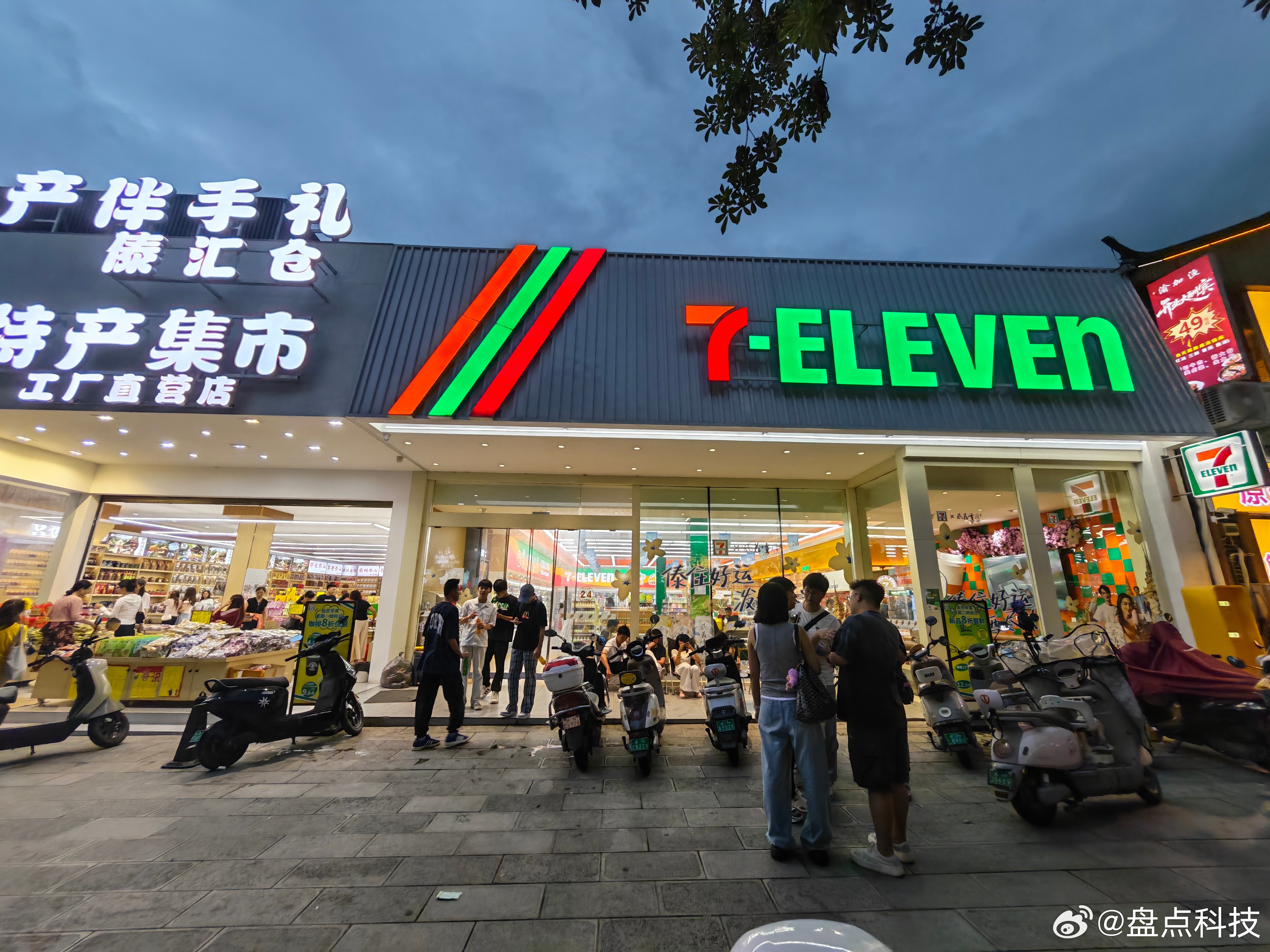 哪怕不是全球最大的7-Eleven吧？从来没见过！！又长知识了 德宏