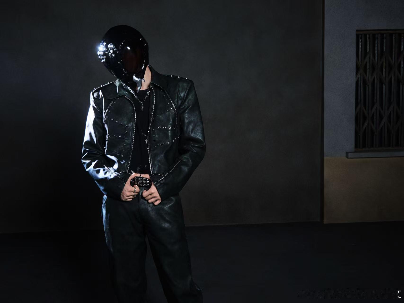 刘耀文45度站姿升级了刘耀文红色高跟靴 标志性45度站姿再升级！刘耀文一身黑红撞