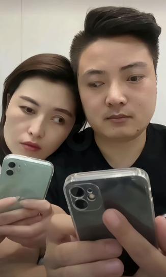 看看别人夫妻之间的恩爱与相互信任。
一图胜千言。
把你的照片晒出来让我们膜拜一下