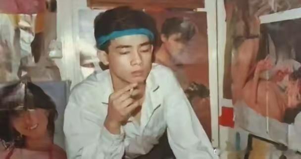 陈小春曾在节目中坦言，其实自己还有一个弟弟，以前被父母3000块钱卖了。当年家里