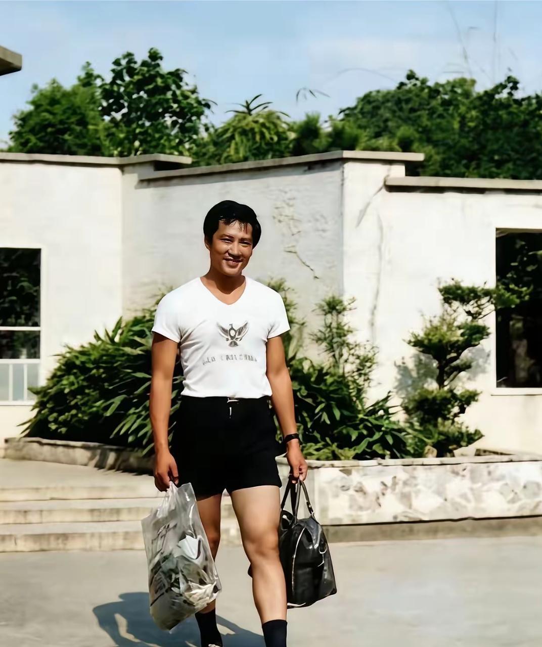 图片中这人你认识，说明你是他铁粉。