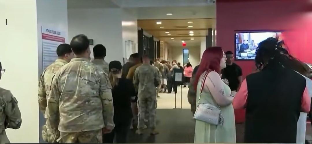 美军排队领救济粮，这种闻所未闻的事让人大跌眼镜。
美政府关门，原以为只影响一般行