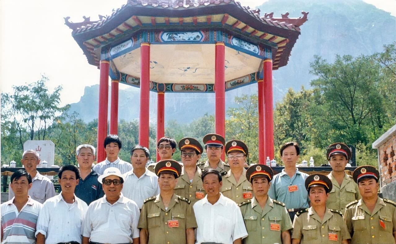 1997年 北京军区太行山民兵扶贫开发工作座谈会。
总政治部群工部部长 马述宽