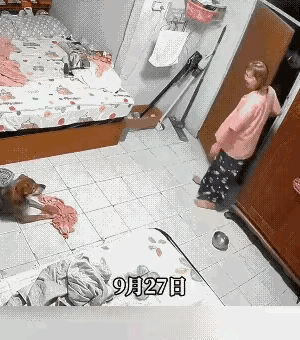 这女子够狠的！

女子养了条大狗，怕它伤人，平常就把它关在房间。

一天女子进房