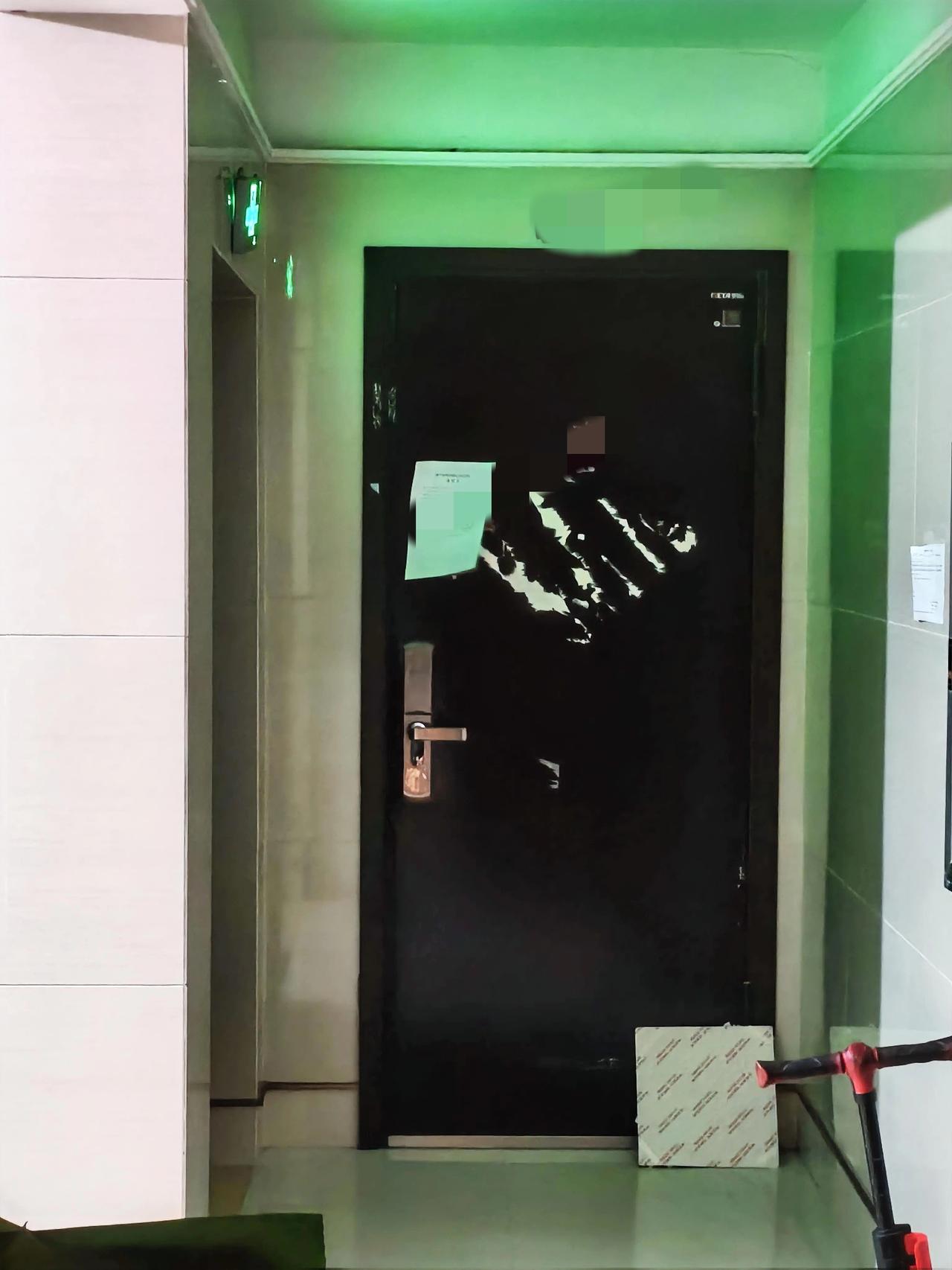 不知道你们有没有被大晚上突如其来的敲门声吓到过？刚才我着实是被吓到了。
    