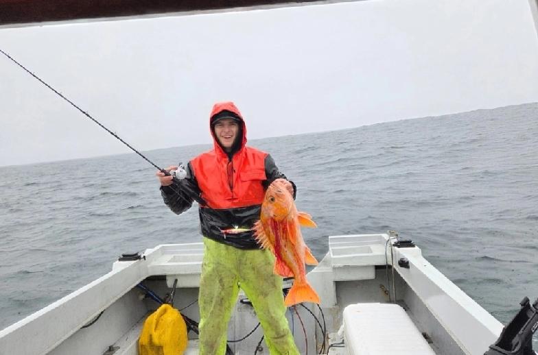 美国加州北部一名26岁男子钓到一条肥美的翼平鮋鱼（Canary rockfish