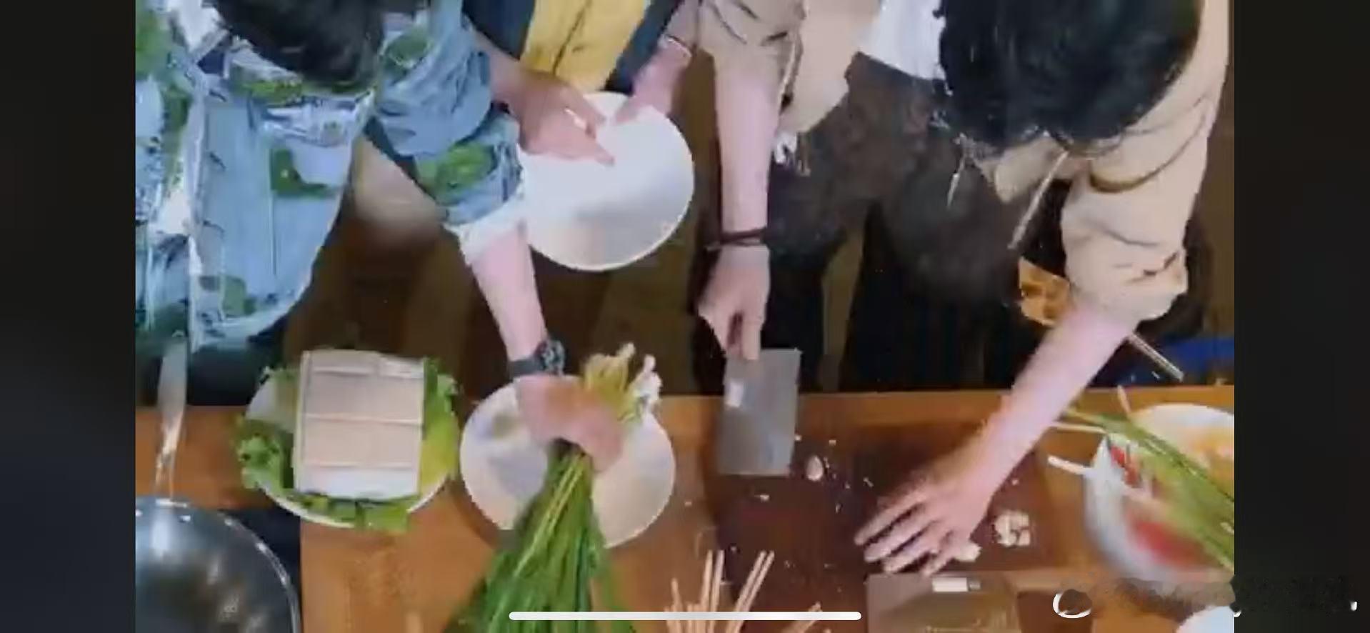 郭京飞把切蒜外包给了刘宇宁 郭京飞顺嘴哪有刘宇宁顺手快郭京飞完美诠释动口不动手，