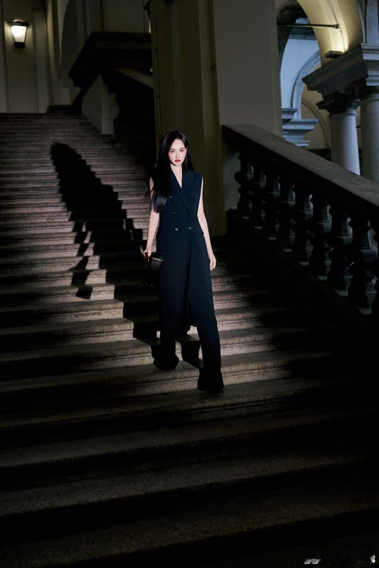 唐嫣好笔直的一条人 谁看了不夸一句唐嫣的身段，米兰秀场这一身黑直接封神，身姿挺拔