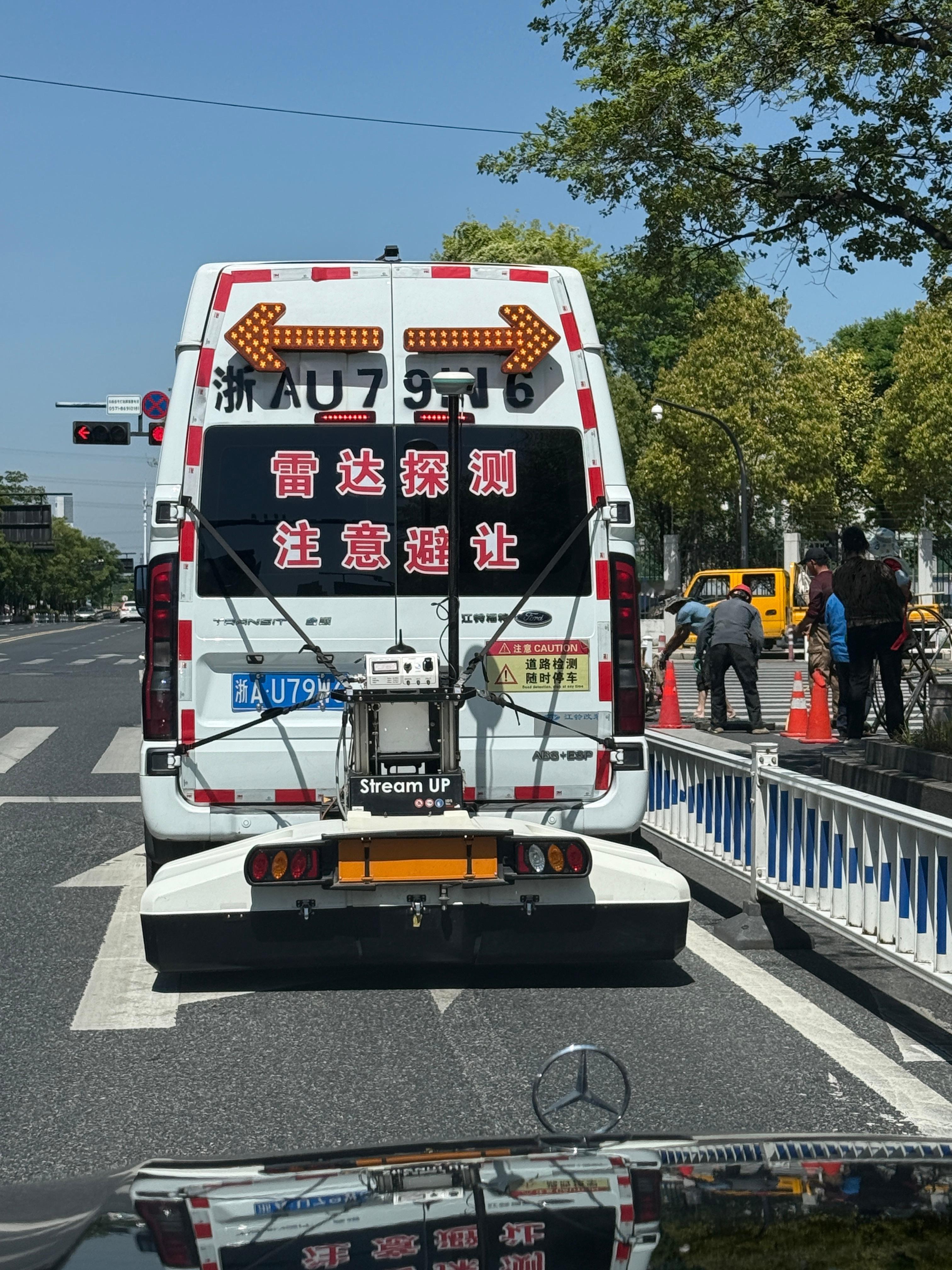 AI给的答案，不知道准不准？这是道路雷达检测车，它后面挂的这套设备是探地雷达，用