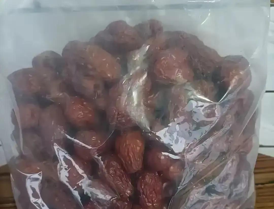 一男子网购五斤红枣，咬开发现干瘪，点退款秒到账，他顺手问商家要不要寄回，对方回：