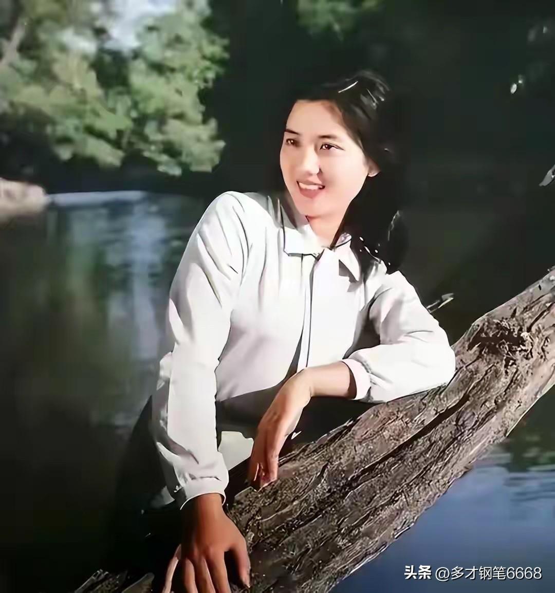 这是80年代的第一美女，好喜欢她们那个年代的穿搭，不穿的花里胡哨，简简单单的一件