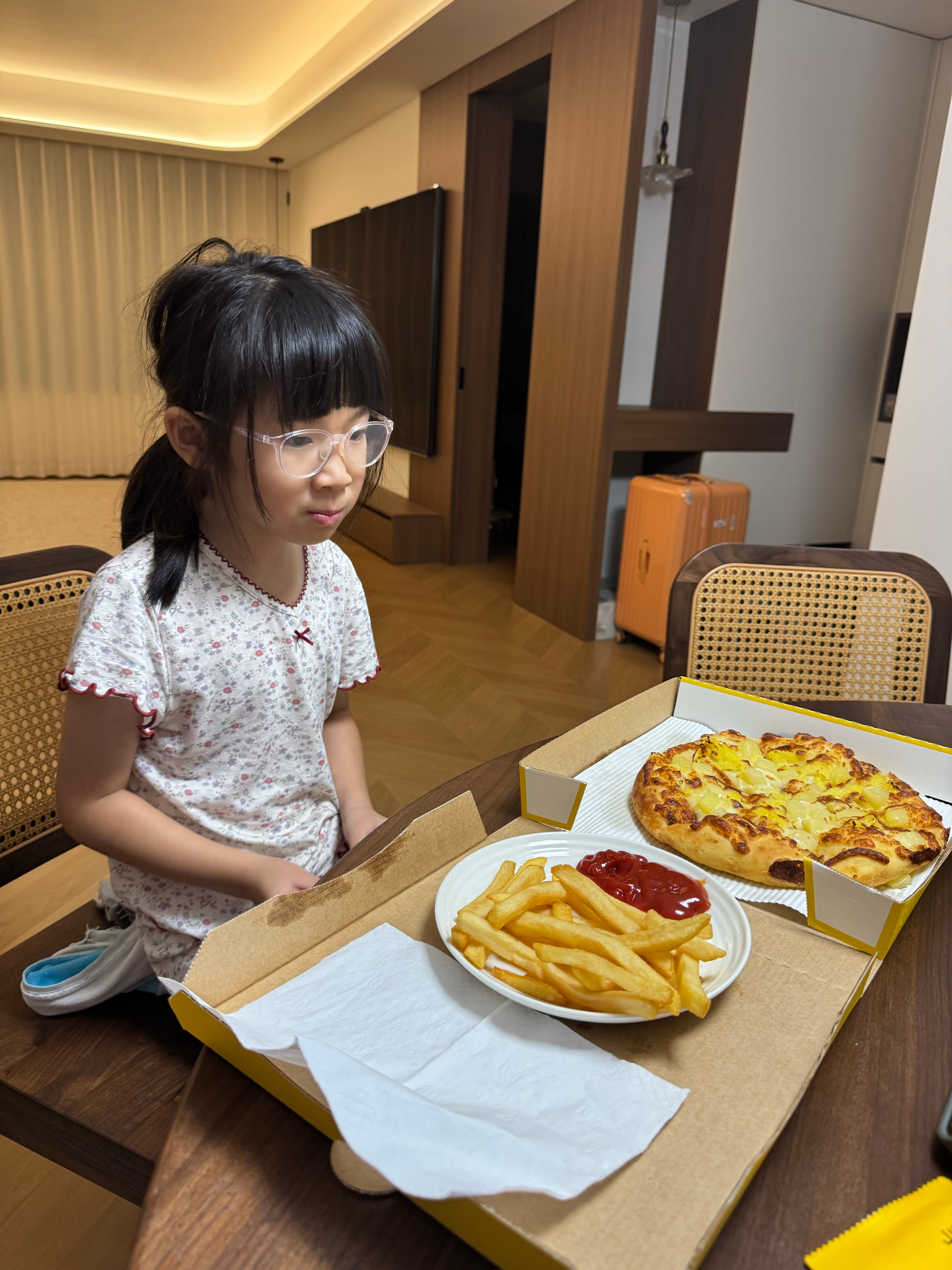 这小孩儿在家除了吃就是玩儿，扒开眼睛就是妈妈我饿了，下午炒饭给手切了我真棒昨天我