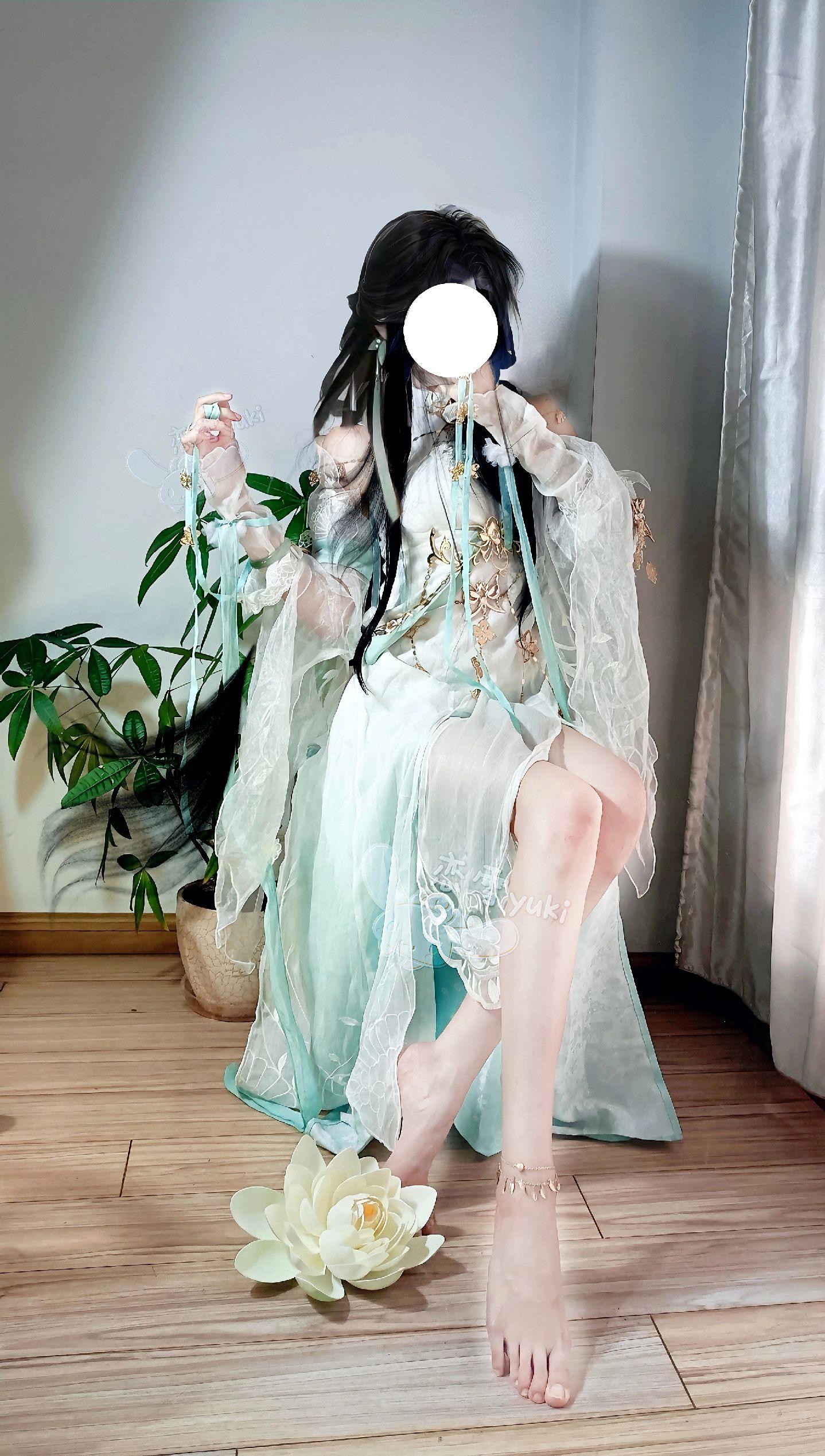 你褴褛我彩绘，并肩行过山与水。素问cos