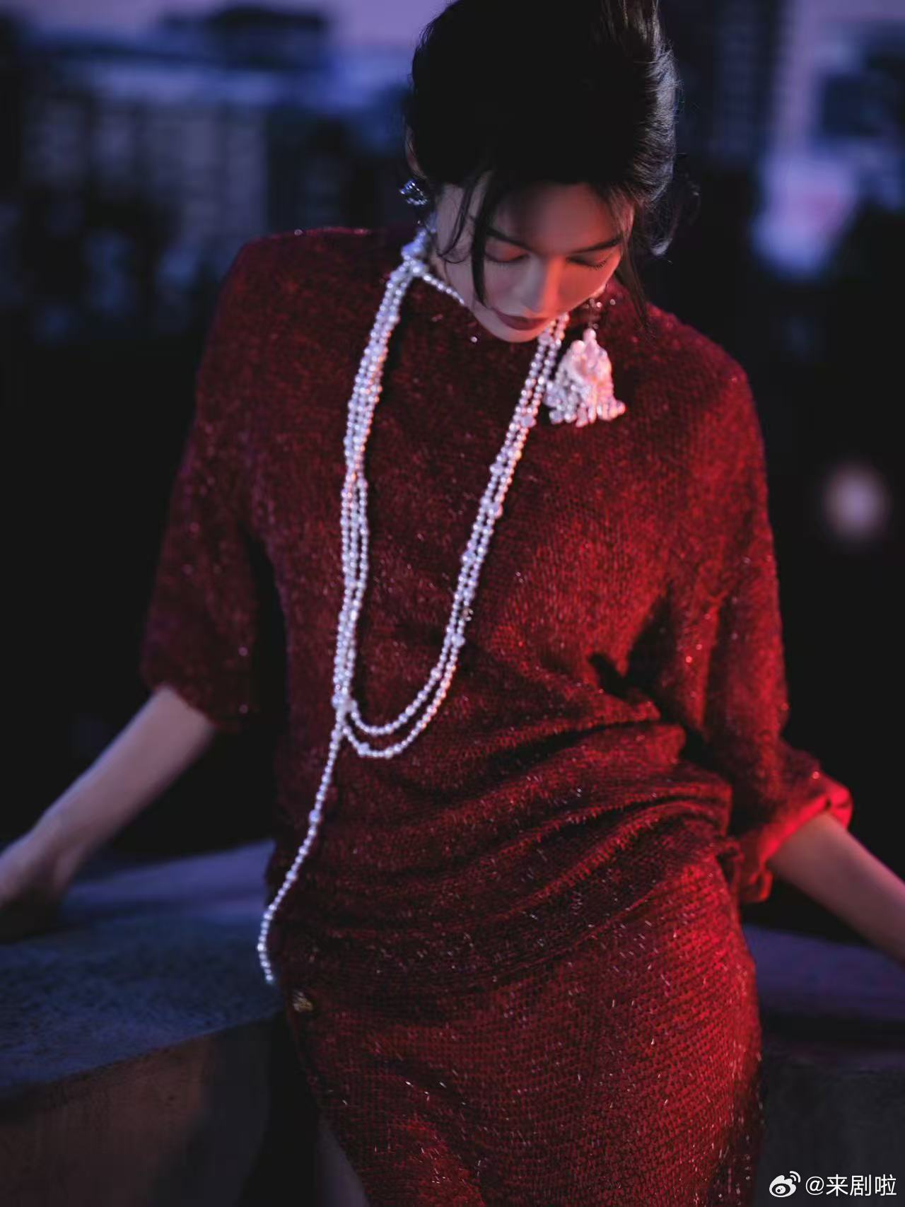 辛芷蕾 李李回来了 辛芷蕾用露背红裙和珍珠项链，完成了对李李的完美复刻与升华。这