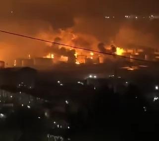 釜底抽薪！俄罗斯黑海沿岸的图阿普谢港突然炸声震天，究其原因就是被乌克兰给偷袭了。