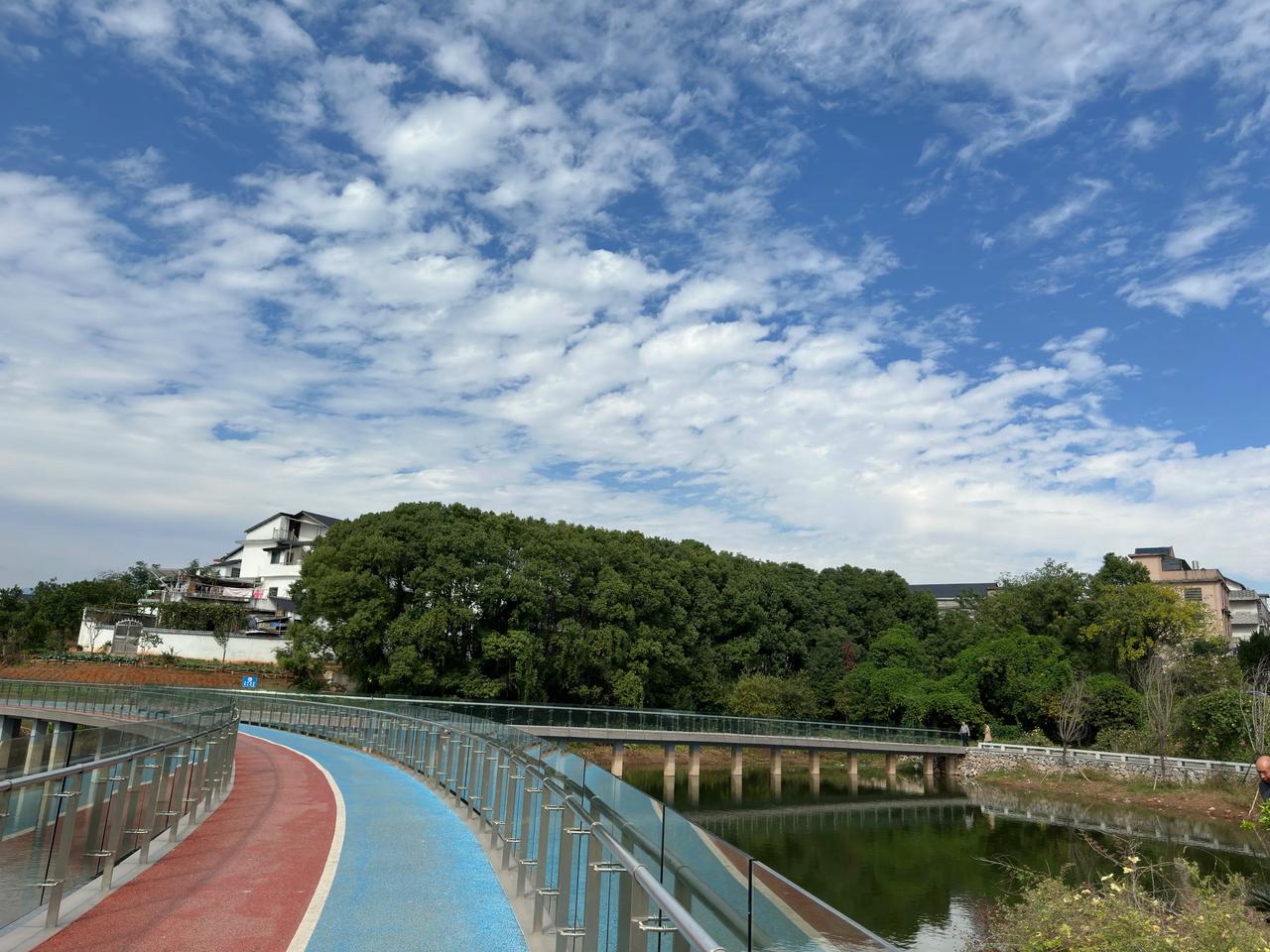 #随手拍一张你所在城市的蓝天景色#