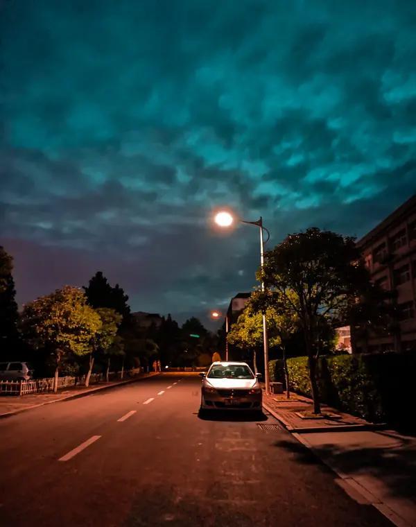 他驼着背，她话都说不全，俩人搭伙过日子，生了仨儿子。
她跟别人又生了个闺女，他也