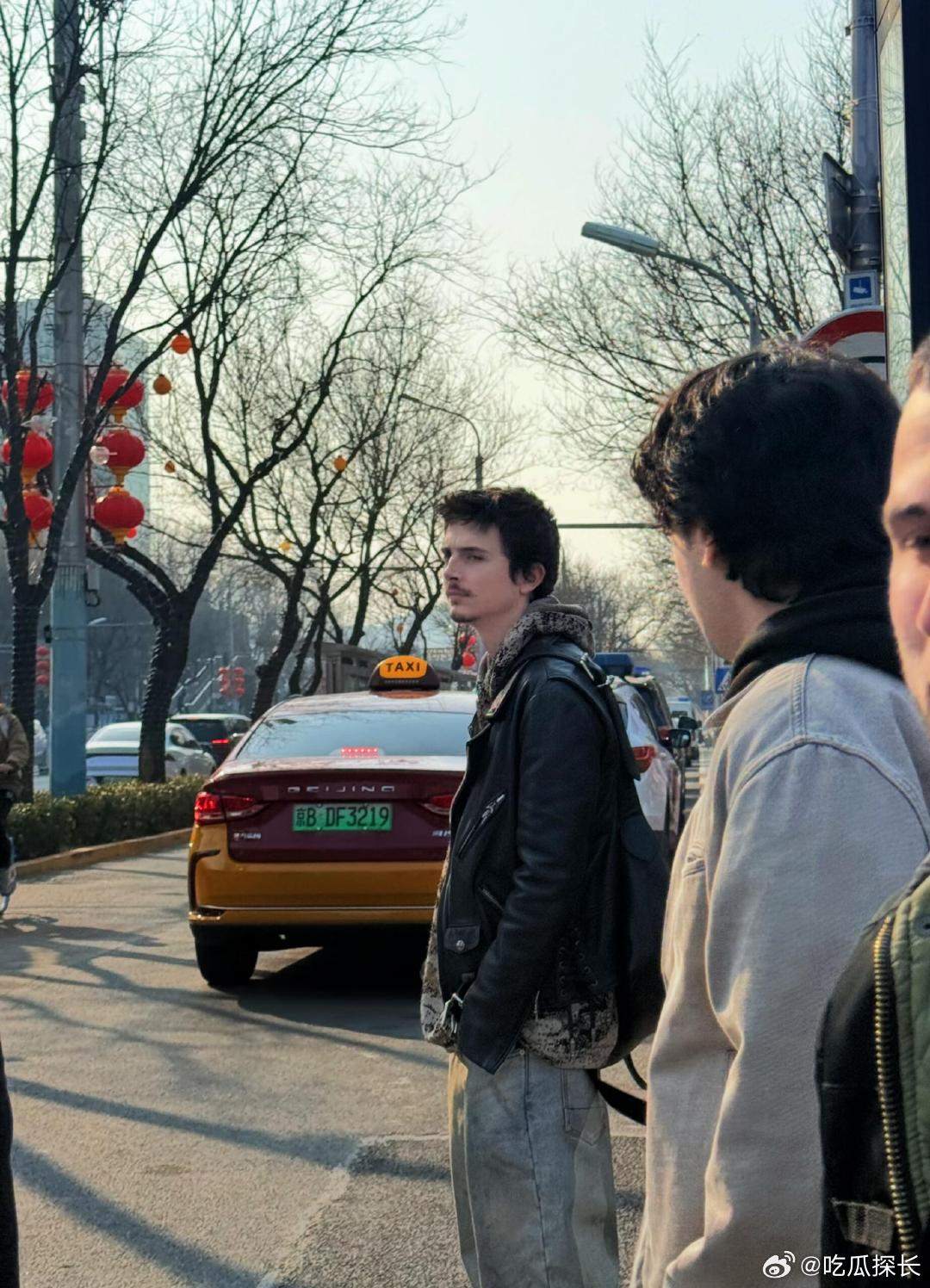 网友三里屯偶遇甜茶网友北京三里屯偶遇甜茶网友三里屯偶遇甜茶，他穿着黑色皮夹克，侧