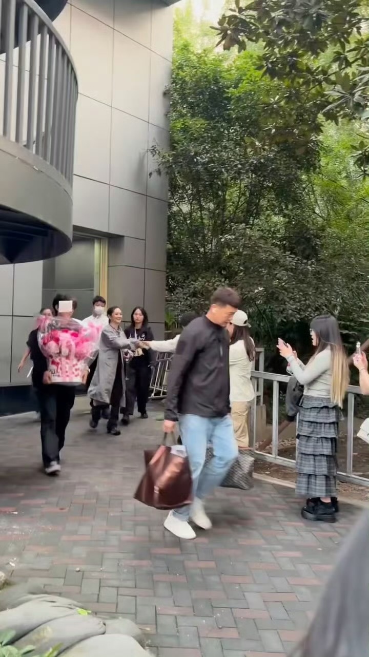 赵丽颖身体不适后首现身休养之后低调露面，赴约支持好友的话剧，简约穿搭安静坐在台下