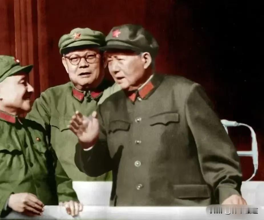 老师在教导学生：
要深入群众，
要为人民服务，
要走社会主义道路。
