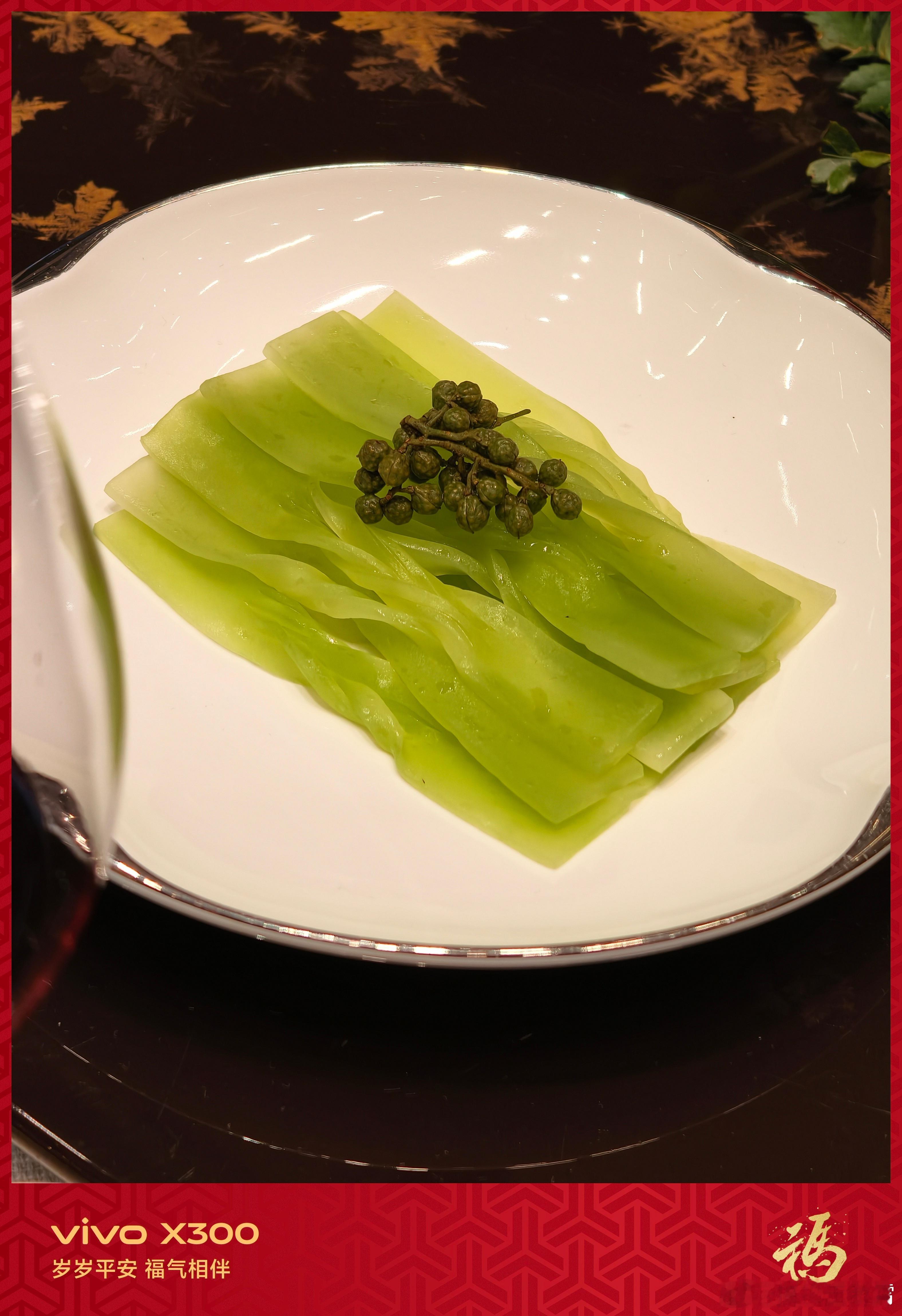 给你们感受下vivo X300镜头下的vivo家宴菜系，也是恰上了蓝厂的饭，很显