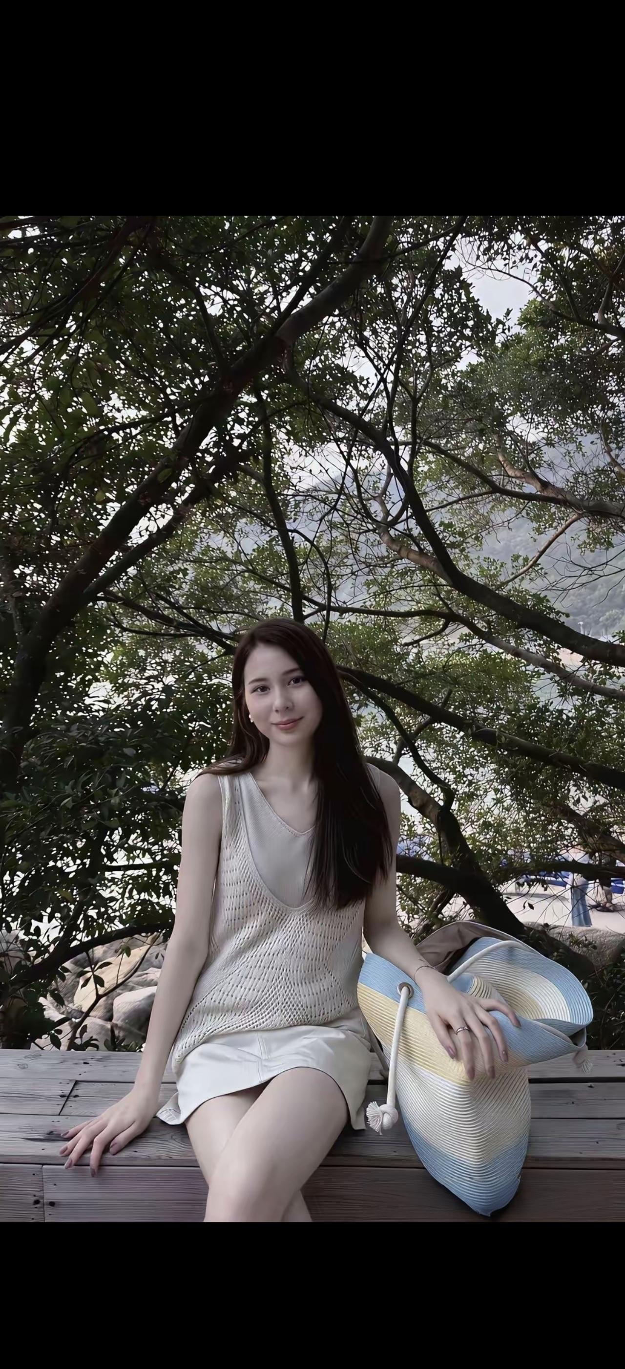 树阴下，美人倚，笑语盈盈。