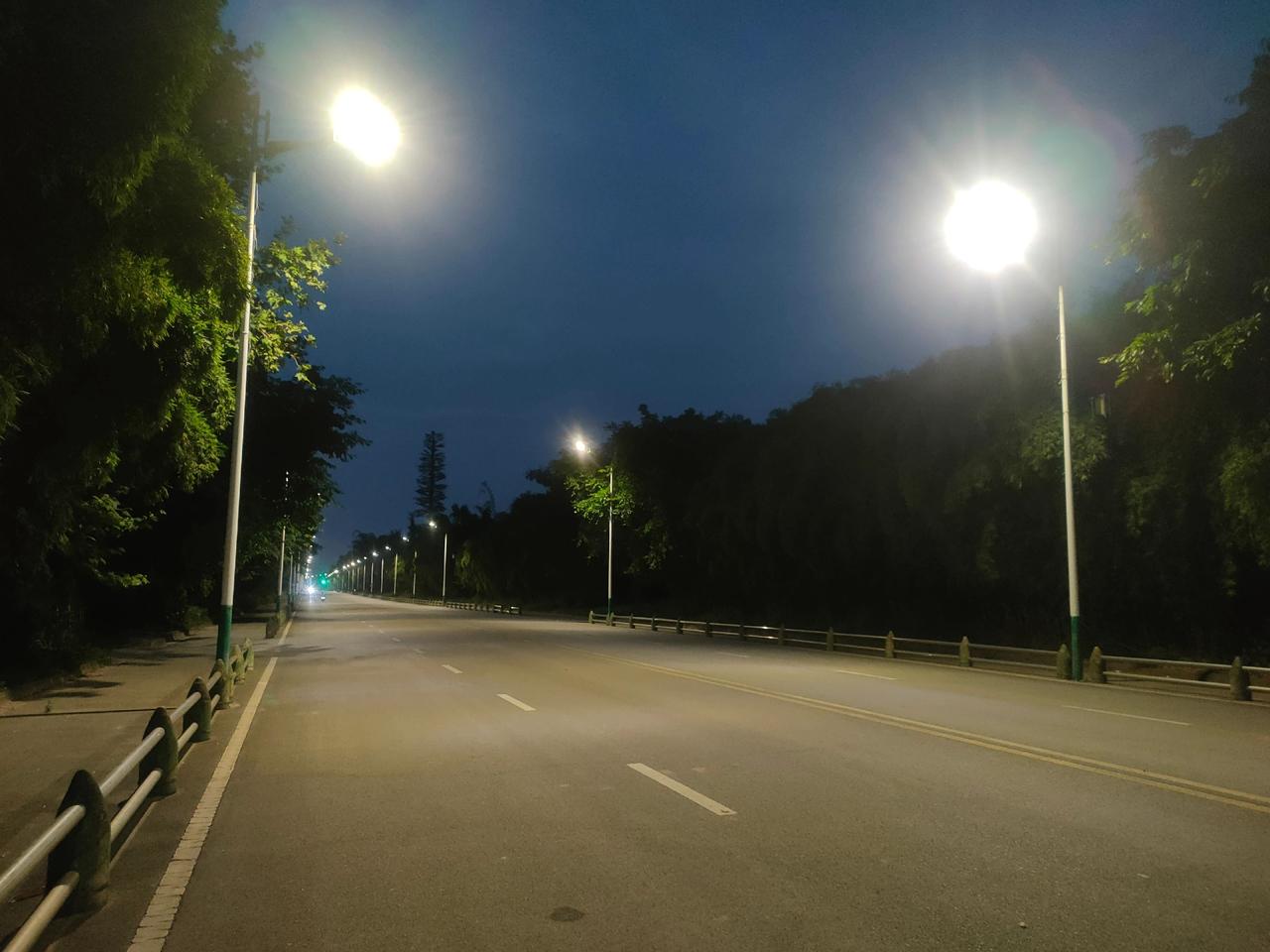 不知不觉已进入深夜，今天也即将结束。
也许有人已进入梦乡，
也许还有人为了让生活