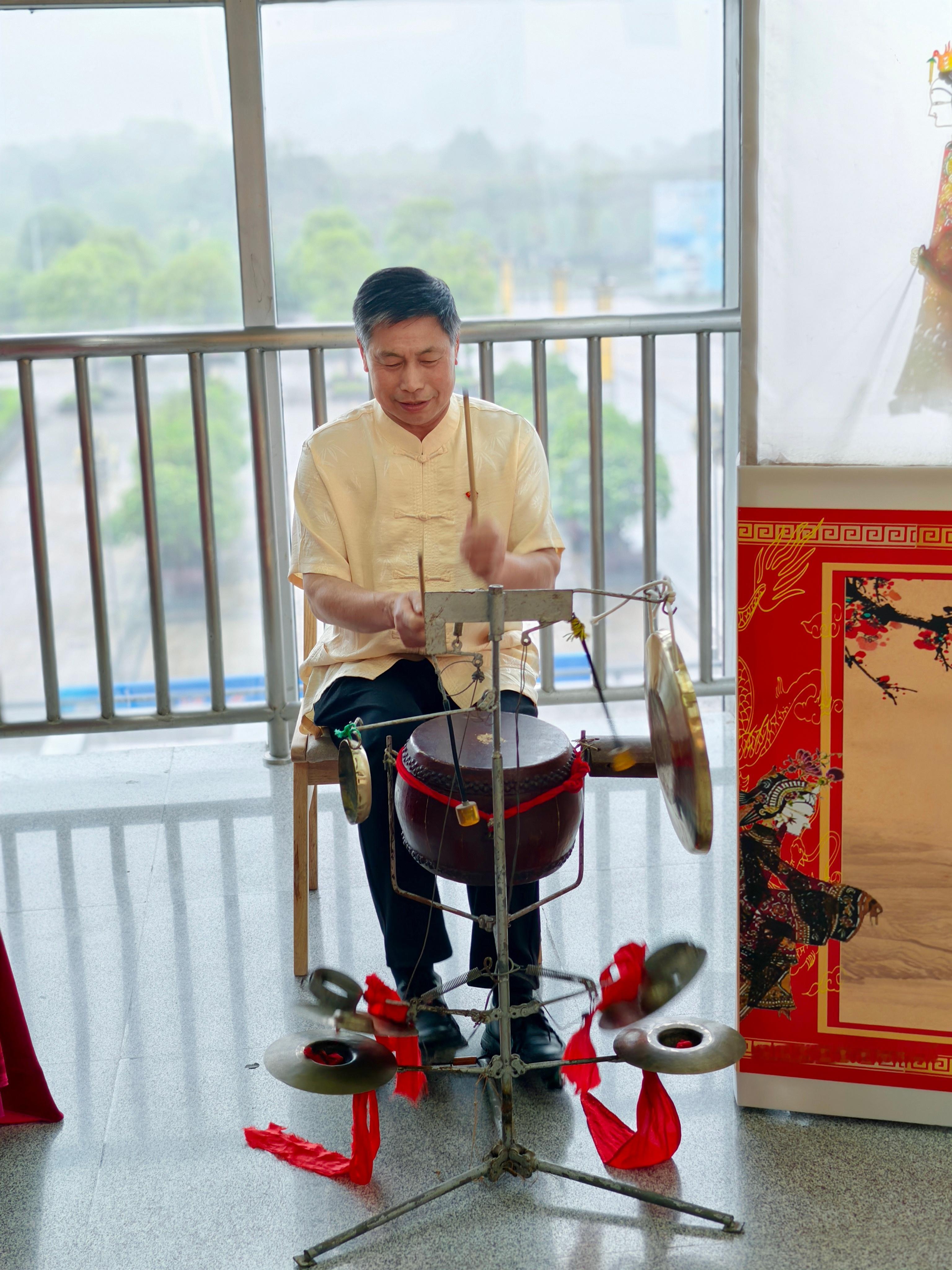 江西人会读书第五届全民阅读大会萍乡这个热情的驿站～一个萍乡北站把皮影、剪纸、傩面