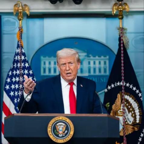 特朗普最近又上演了一出“变脸比翻书快”的戏码。
1月24日，美国明尼阿波利斯，曾