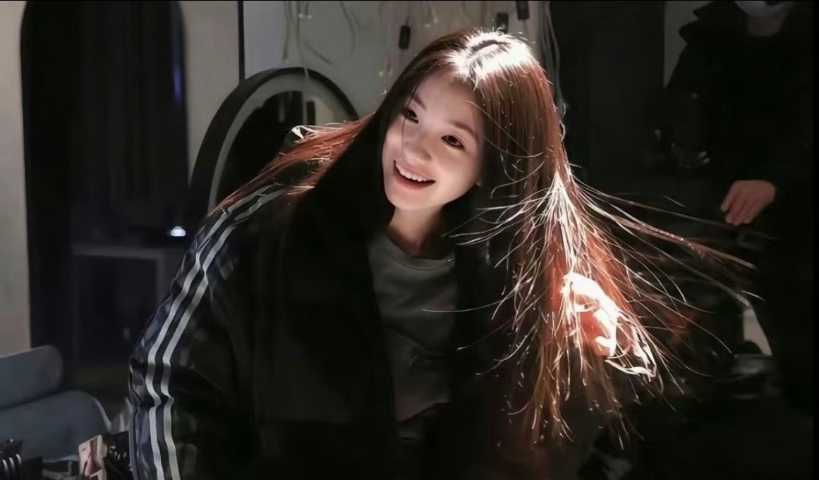 刘浩存白裙半扎发造型 【刘浩存】把我的心搞得乱糟糟还在那里萌萌的笑 