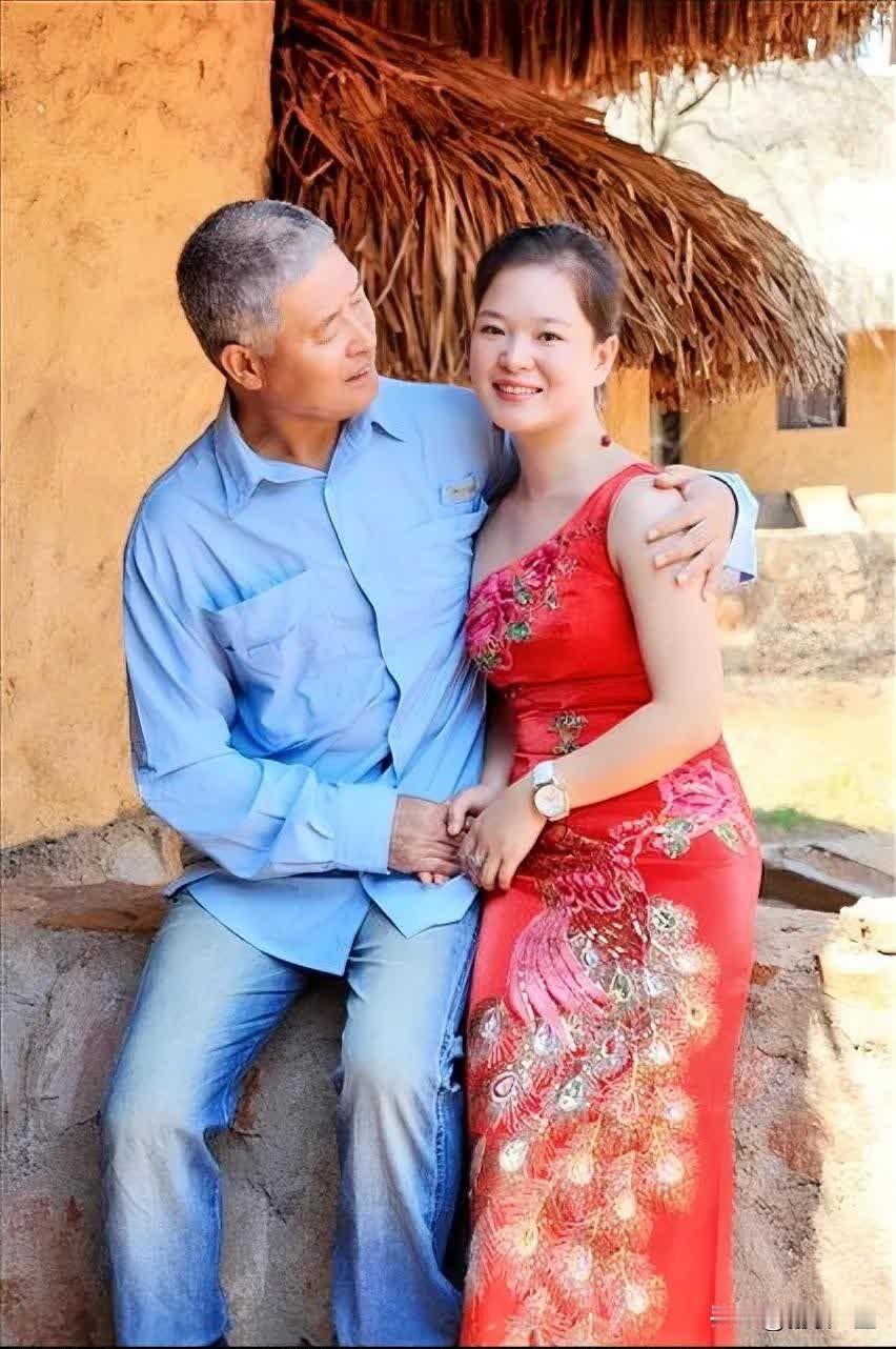 这种“领了几年钱就分手”的现象，在老年再婚圈里其实并不少见，本质上是一场精确的“