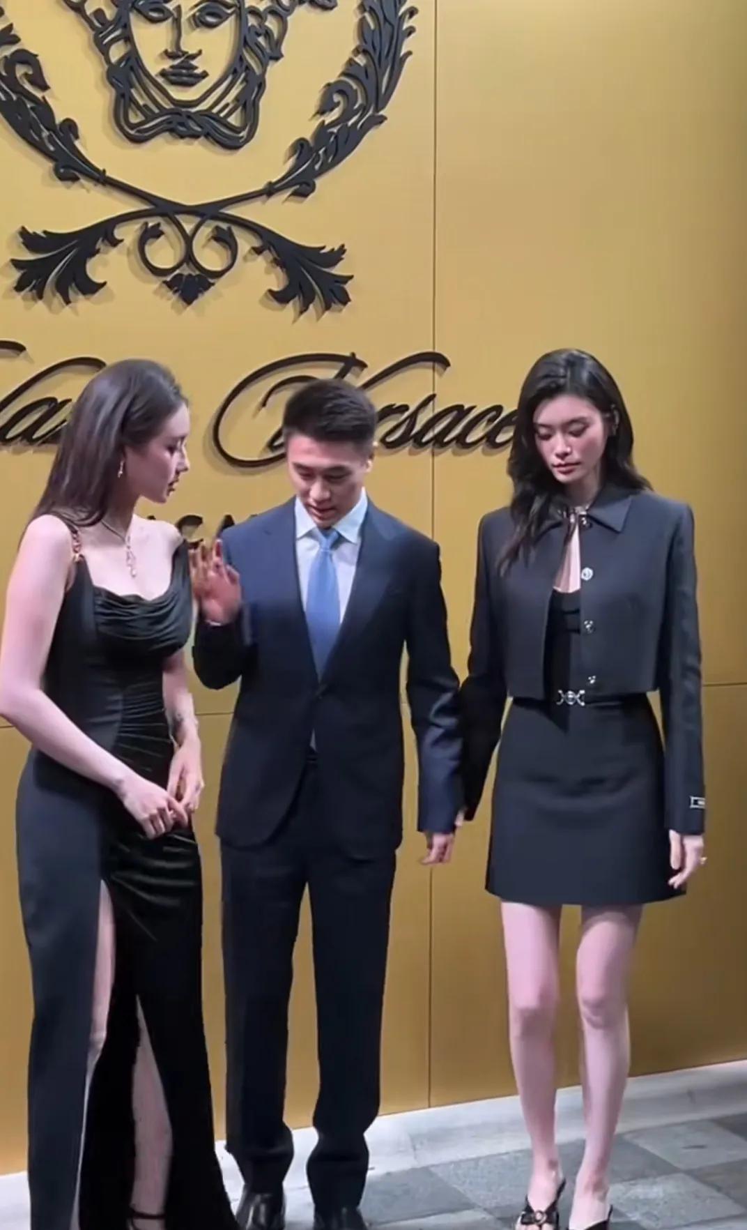 何超欣、何猷君、奚梦瑶同框，小金土豆是真的超爱她老婆，手一直牵着[赞]何超欣越来