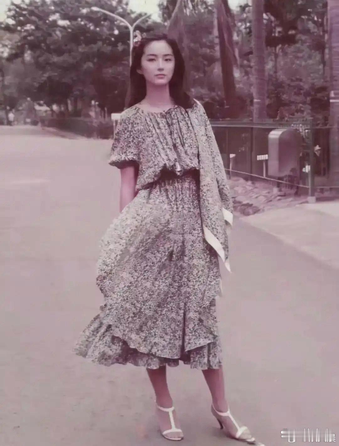 林青霞的美从不过时！无论放在哪个时代，她的身材、脸蛋与气质都是顶配水准，妥妥的跨