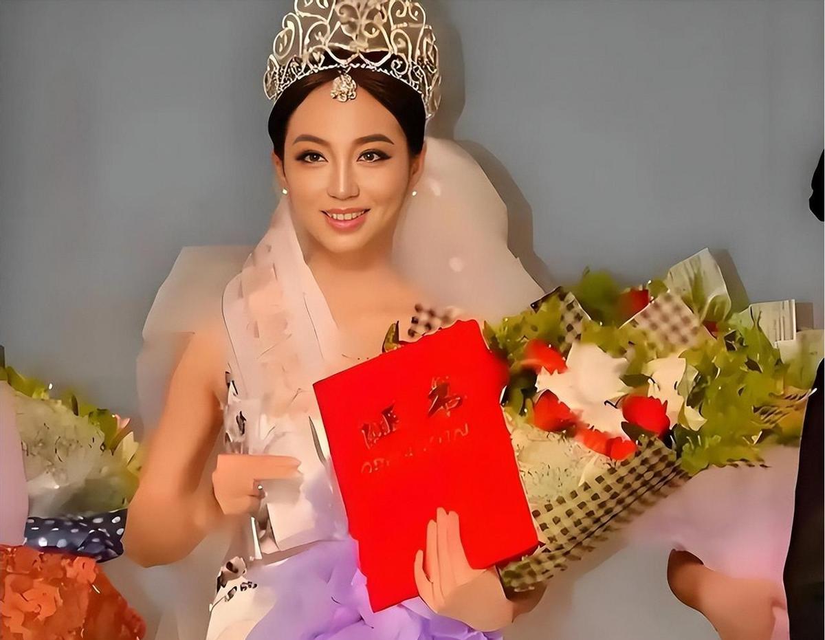 白珊珊嫁人了，婚礼只有20个人。
没钻戒，没明星，在澳门一家小酒店吃了顿饭。
她