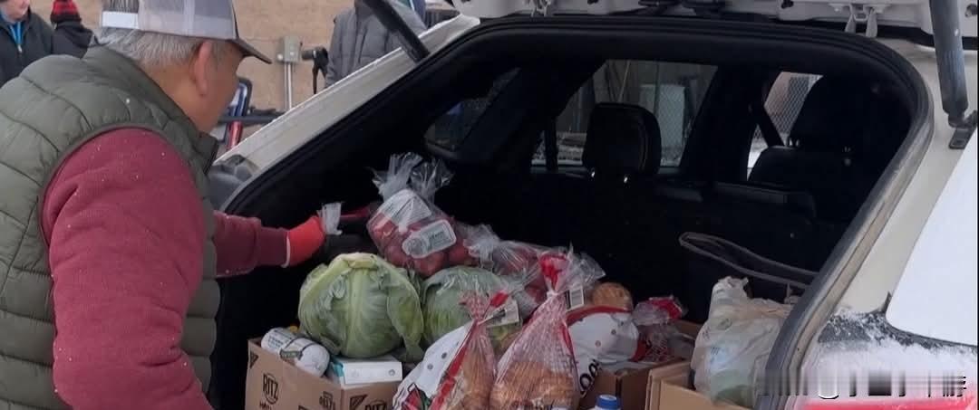 美国人在高物价之下度过圣诞节，虽然11月通膨意外降温，但一般人还是感觉生活开销负