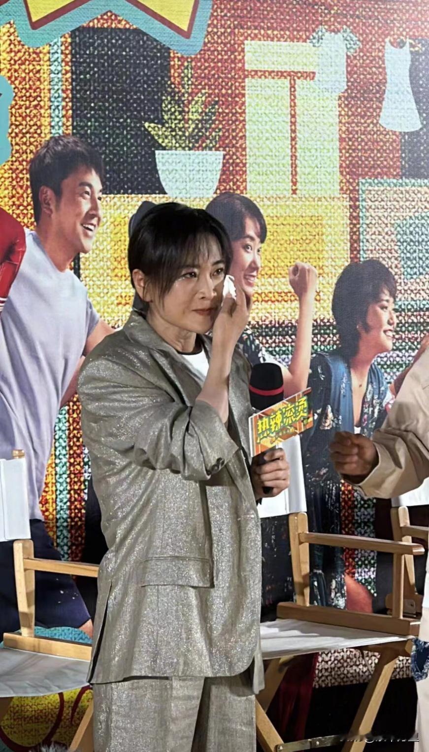 这部电影让我笑得很轻松！
乐莹（贾玲 饰）是一个宅家啃老的i女，任何时候都是丧丧