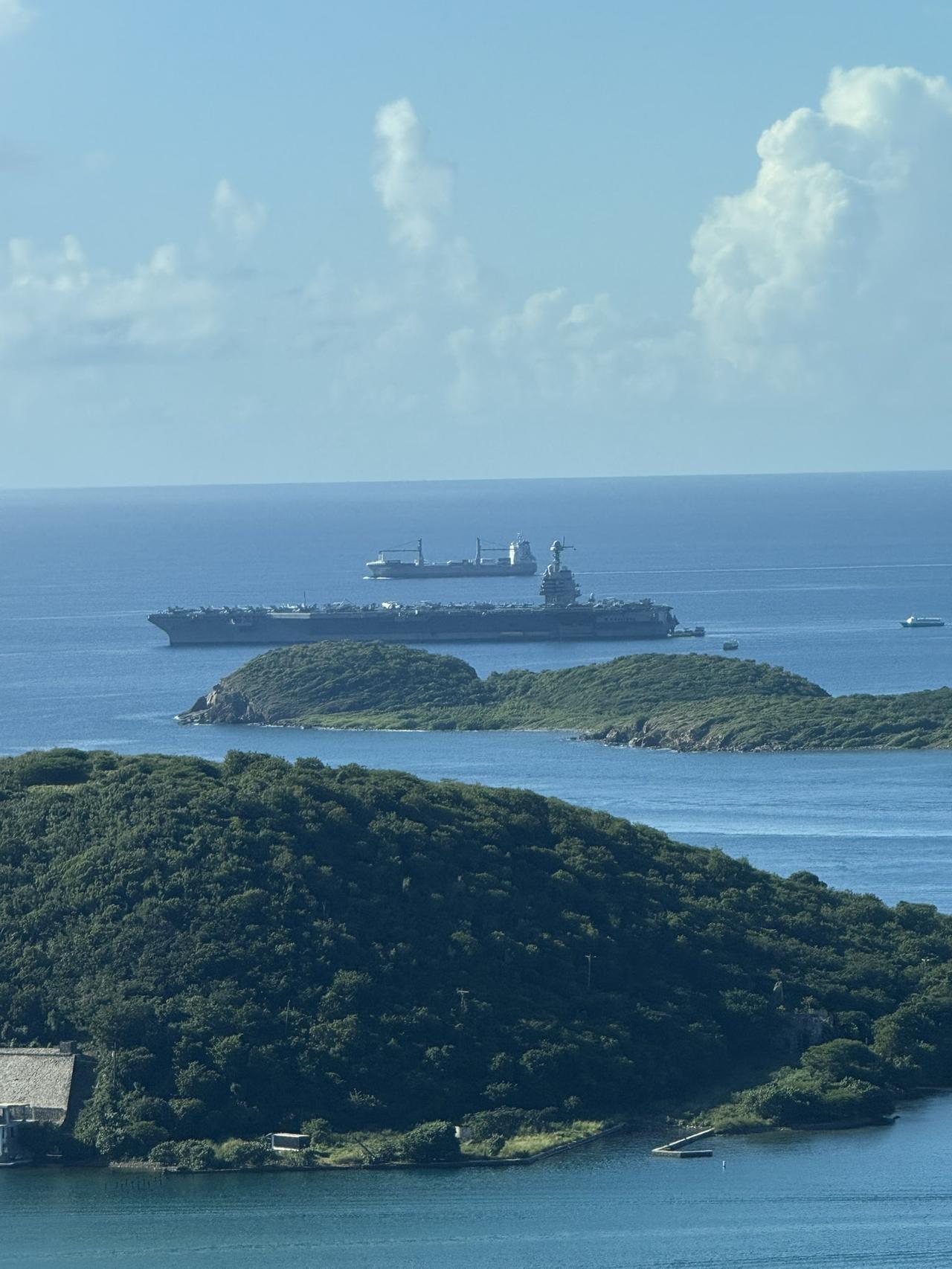 昨天，美属维尔京群岛圣托马斯岛的一位居民拍摄了“杰拉尔德·R·福特”号航空母舰（