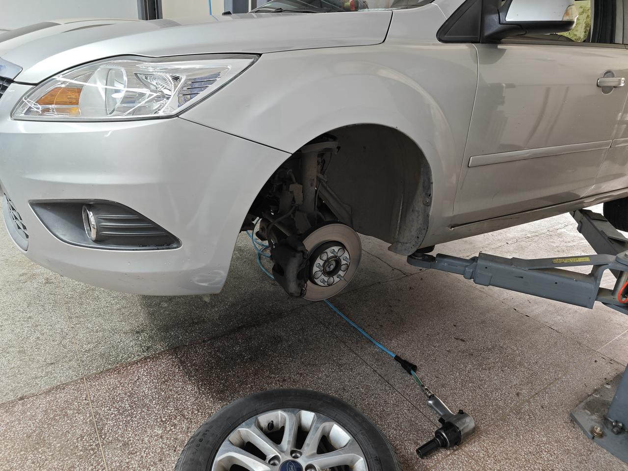 不收拾的老车才叫老咕噜棒子，及时处理问题的老车叫老baby[吐舌]
福克斯压井盖