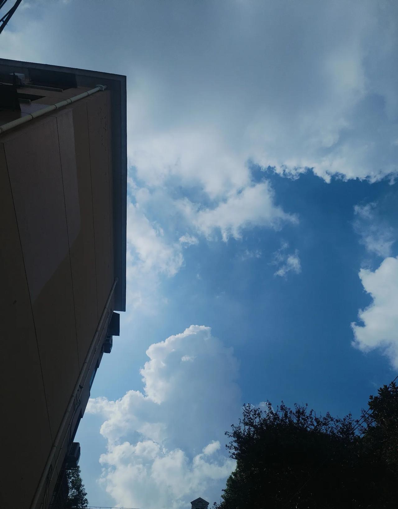 注意⚠️！
今天是2025年10月14日
农历8月23
天气预报诚不欺我!
一觉