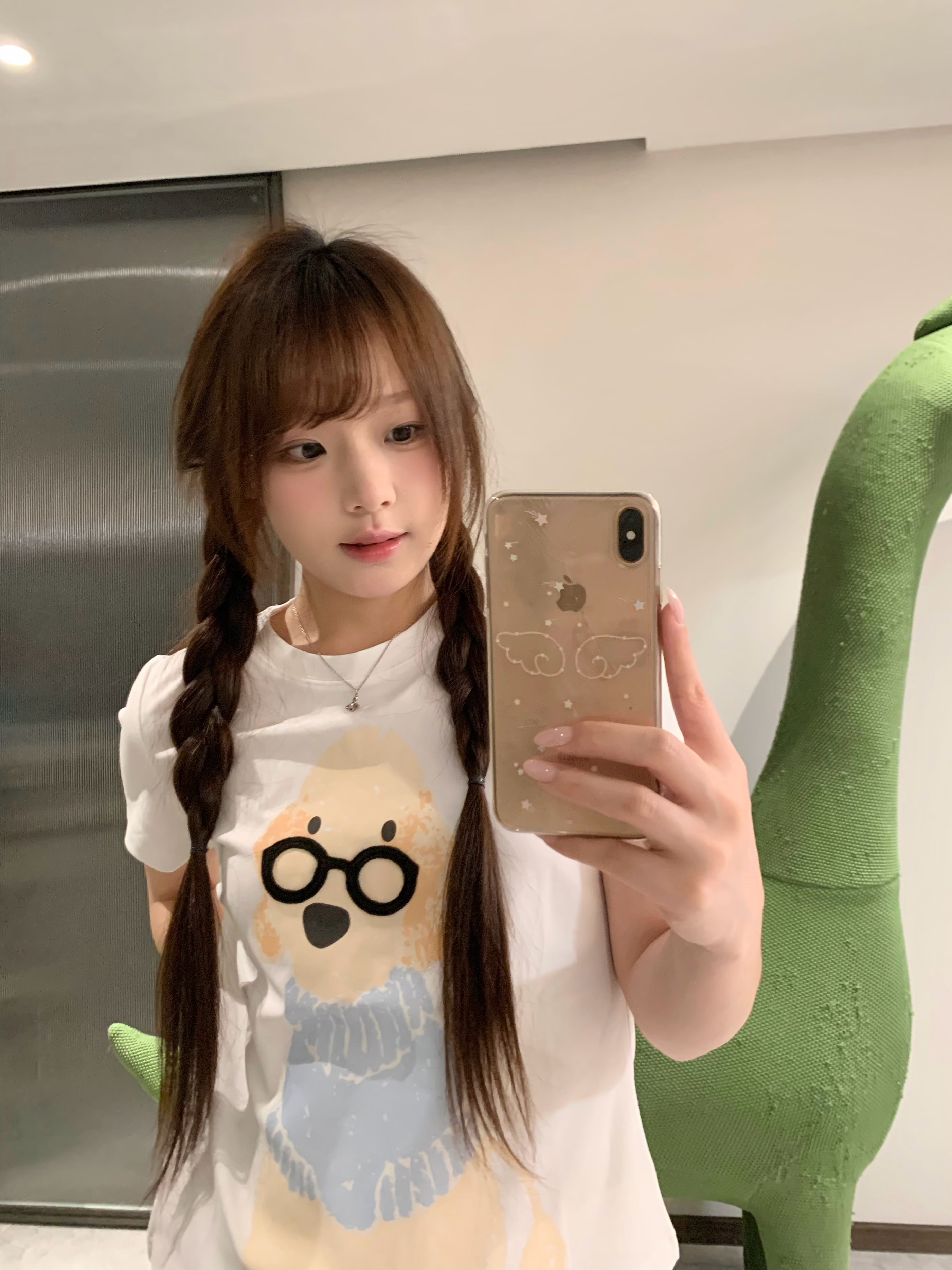 反手麻花辫 就是分三份之后把最外面一份放最后面 然后再把最里面那份往后面叠 全程