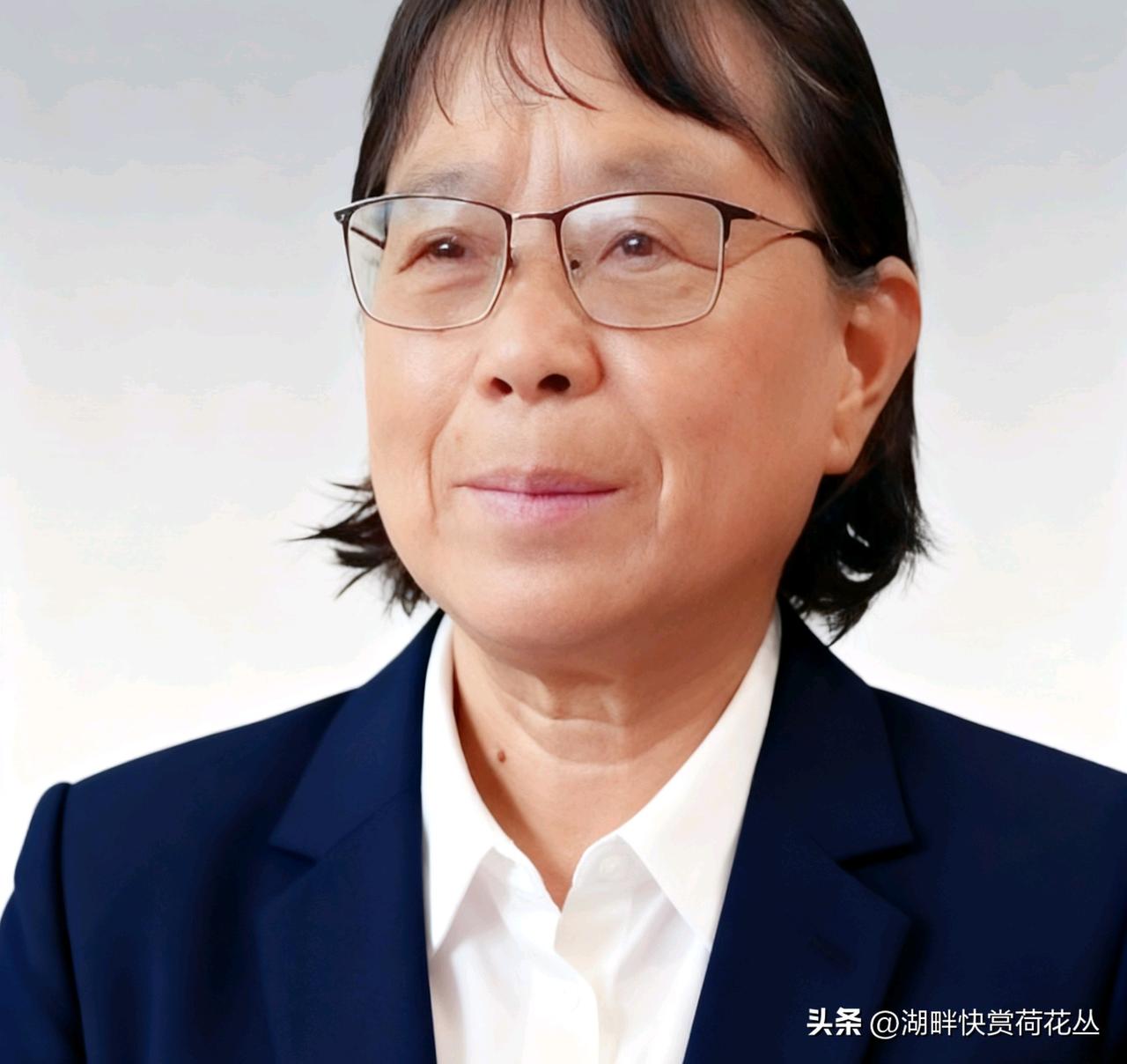 我表姐去年冬天去华坪女高支教四个月，她跟张桂梅一起工作。
她说网上的张校长和真人