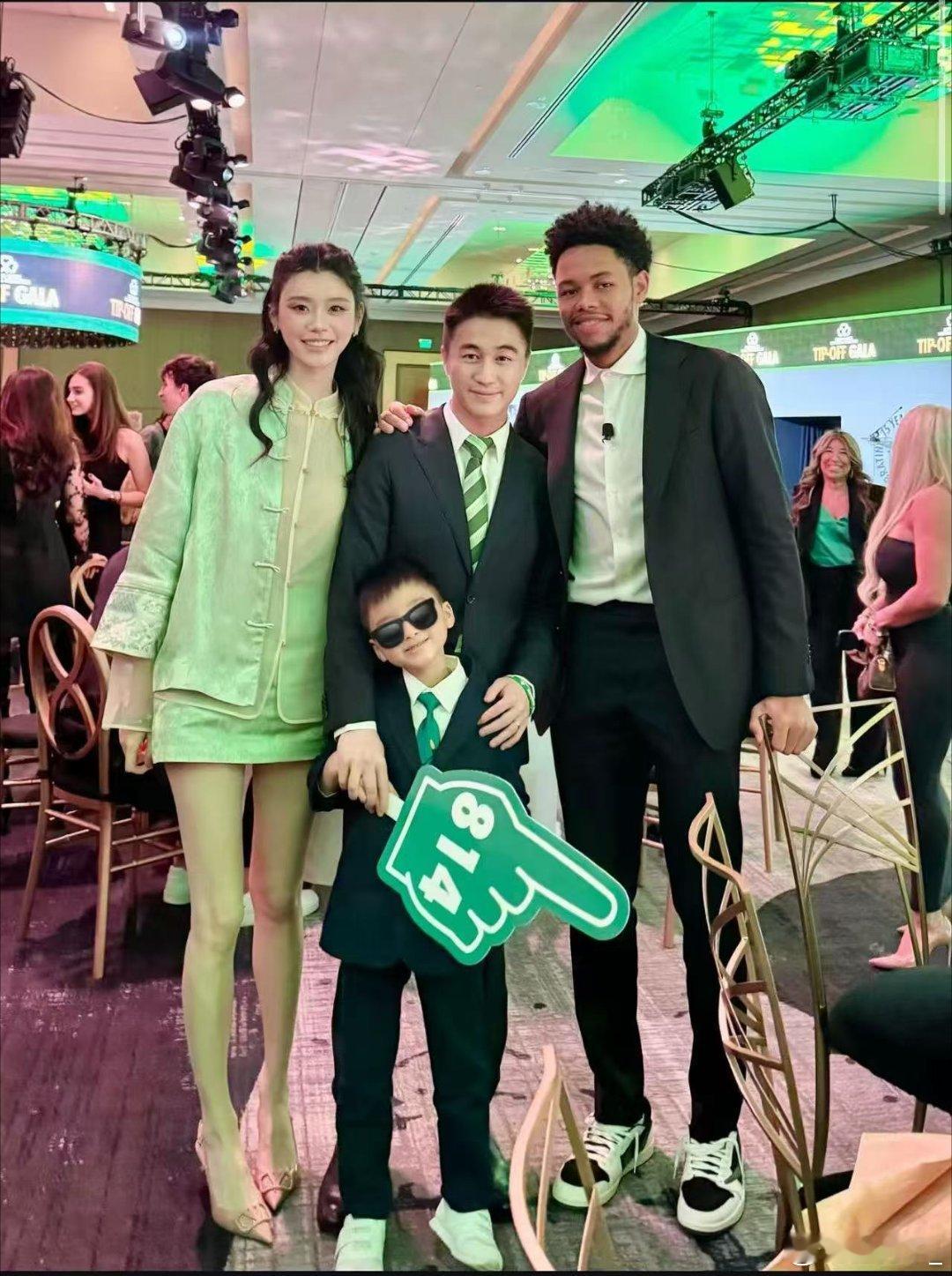 奚梦瑶何猷君带儿子出席活动何猷君奚梦瑶带娃亮相Shamrock基金会慈善晚宴，为