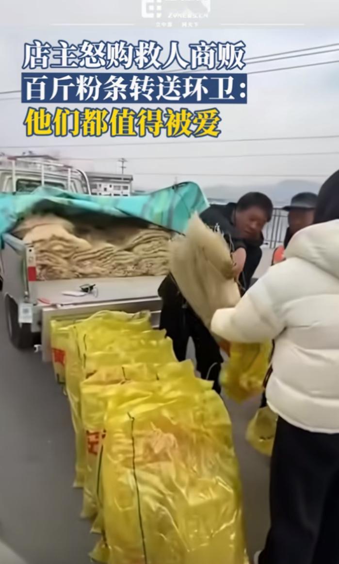 泪目！河南一大叔在桥上卖粉条，却意外碰见了女孩坠河。人命关天，他来不及多想直接跳