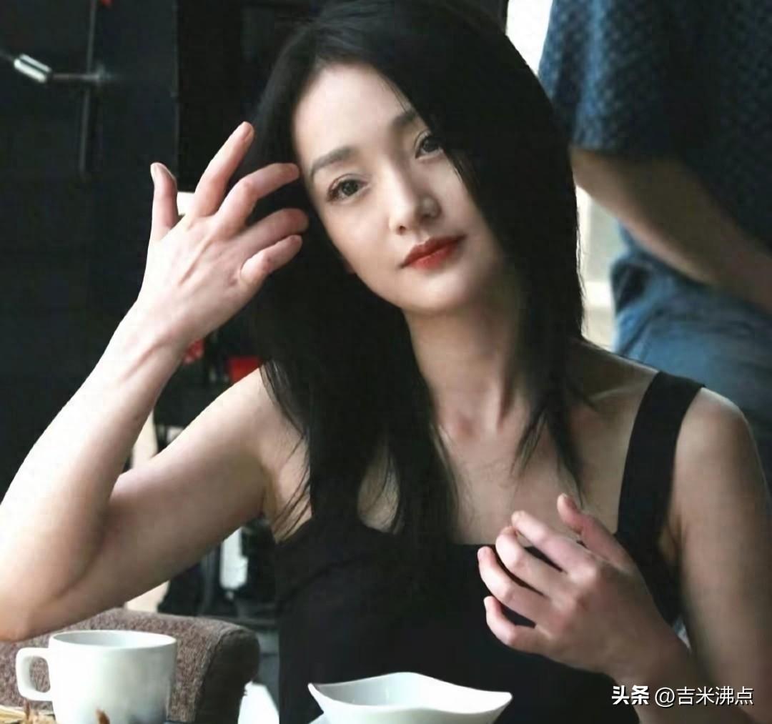 周迅回老家种菜，高圣远在洛杉矶逛超市，六年没见的两人现在过得都挺实在。
时间过得